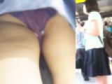 [★新作][★顔出し]パンチラ盗撮 女子大生 紫色パンツに接近 ナプキン付き