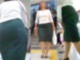 No.473デカ尻すぎてスカートが今にもはち切れそうなヤバイ状況なのをまるで気づいていないOLさん