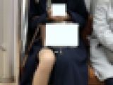 エロい隠し方のミニスカ美女