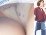 [★新作][★顔出し]パンチラ盗撮 女子大生 白い柄パンツに接近して撮影 股を開いたデニムミニスカートの中を強襲