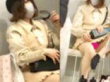 某アパレル店で靴を試着するJDのパンチラ【おまけ:スタバ客の美人デルタ覗き込み付き】