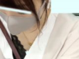 高め美女の胸元