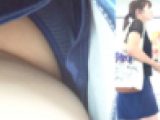 [★新作][★顔出し]パンチラ盗撮 女子大生 キュロットの股間から紺色の縞パンツを強引撮影