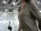 階段で小刻みにおっぱいを揺らすお姉さん
