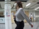 ブラウスの張り乳に目線が行くOL