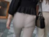 パンティーライン透けてるベージュパンツの大きなお尻