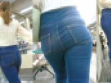 No.618ムッチリお尻とおいしそうな脚をハイウエストデニムで全力強調するお嬢さん