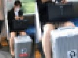 【11/7まで顔ボカシなし】マジ！？ありえへんくらいガニ股開脚して向かいのオッサンにパンツ丸出しになってるリクスーJD【音有り】