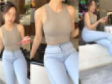 2K動画　スキニージーンズのセクシーお姉さん３　揺れる尻肉