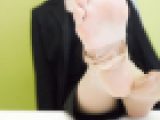 ＜23歳女性＞オフィスで足の裏を凝視する！パンツスーツと蒸れた足の裏（本編顔出し！）
