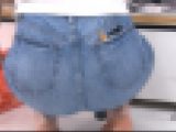 お姉さんのしゃがみ尻の丸み