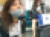 荷物でガードしているつもりになって油断している無防備OL（中編）