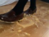 7-6　制服ローファーで床に落ちたサプライズのケーキをそのまま踏みつけてしまう 足元アップVer.
