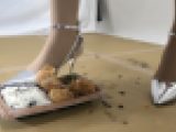 サディスト女性のフードクラッシュ　ハイヒールとタイツで食品踏み潰しf539