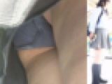 [★新作][★顔出し]パンチラ盗撮 超ミニスカ制服女子 紺色パンツを電車内で激写 パンチラをガードするも無駄な抵抗