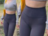 2K 公園を散歩するレギンスピタパンお姉さん１