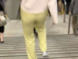 パンティライン透け黄色ピタパン美女