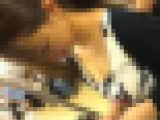 【電車内】谷間チラ見せセクシーお姉さま