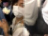 押しつけ痴漢を振り向き確認するお姉さん