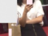 カバンのせいで股開き気味のミニスカ美女