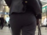 肉尻パンツスーツなOL