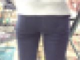 【20代若妻の美尻】スーパーでダンナとお買い物中　ダンナがいるのに嫁の黒スキニーケツを視○w
