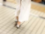 素人 092 白いパンツスタイルのOL パンツラインが見つからない…
