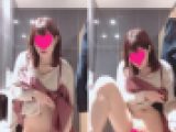 【調教！命令オナニー】某ショップのトイレでカメラに向かって見せつけオナニー（mp4）