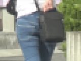 【20代の巨尻】パンティライン丸出しでケツを振って歩く若い茶髪ビッチ女を追跡