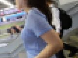 薄手のTシャツに美巨乳