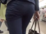 パンツスーツOLの肉尻が躍動