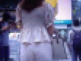 オシャレ美女がペラペラパンツ履いてＴラインを時折見せながら風に吹かれて歩いてるよ