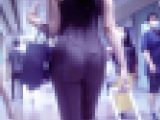 超絶ダイナマイトボディの美女が裸よりもエロいピタヨガスーツを着て視線を浴びながら歩いてるよ