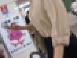 飛び跳ねるポンピング乳が印象的な美人OLさん！