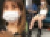 短いショートパンツから美味しそうな脚を見せつける小柄で可愛い女子大生