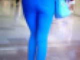 肌に完全密着ピタピタスキニーデニムが似合うスタイル抜群美女が歩いてるよ