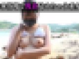 真夏のビーチ、汗だく巨乳の白ビキニ娘（3） 自分の乳首触って感じちゃうエッチな女の子編