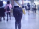 超絶に可愛すぎるスタイル抜群の桃尻美女がスキニーデニム履いて歩いてるよ