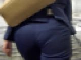 パンツスーツOLの肉尻が躍動する！