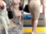 No.214「ベージュニットワンピに浮かぶ　三角形のライン」