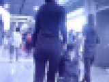 長身アスリート系の爆尻美女がキャリーバッグ引いて歩いてるよ