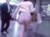 超国宝級のスーパードデカ神尻が凄すぎる美女がピタパン履いてTライン出してプリンプリンさせて歩いてるよ
