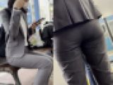 グレーのパンツスーツ