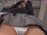 盗撮バレでも続行、ルーズソックスJ.Kのミニスカ美脚観察（3） スカートの奥まで照らして座りパンチラ編