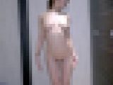 ショッピングしている綺麗なお姉さんに全裸の撮影をお願いしてみたら、美巨乳の超スタイルをお披露目してくました。