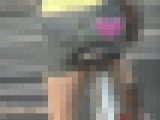 自転車で太ももがあらわになったデニミニ娘