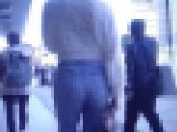 たまらんエロスタイルのタイトデニム履いた極上美女が美巨尻パンパンにパツらせて歩いてるよ