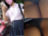 バス停でバス待ちの学生のおぱんちゅ