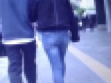 スキニーデニムを履いたカッコイイ系のセクシー美女が色っぽく下半身クネらせながら歩いてるよ