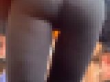 パンティラインくっきりのレギンス美女